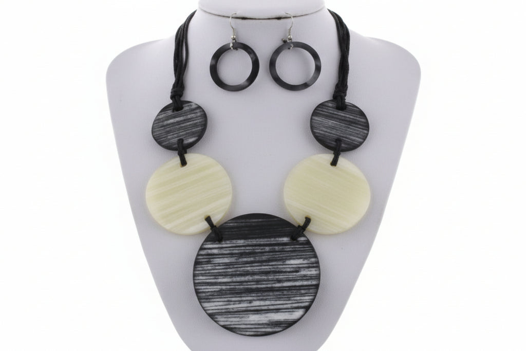 Necklace with circular pendants