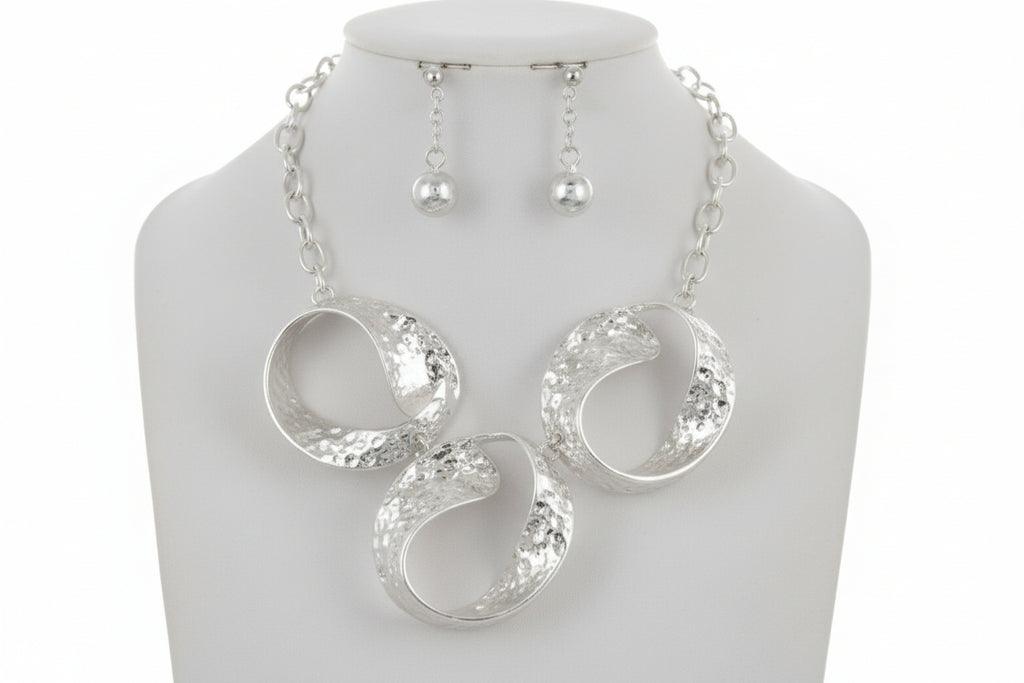 WORN SILVER HAMMERED OVAL NECKLACE SET