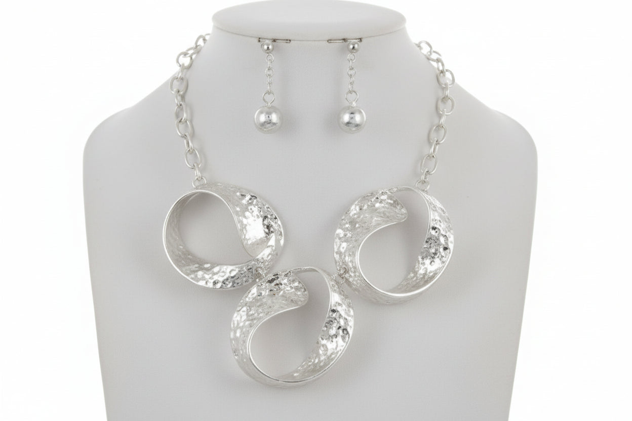 WORN SILVER HAMMERED OVAL NECKLACE SET